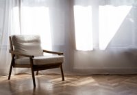 Jak wybrać idealne fotele do salonu? Poradnik zakupowy